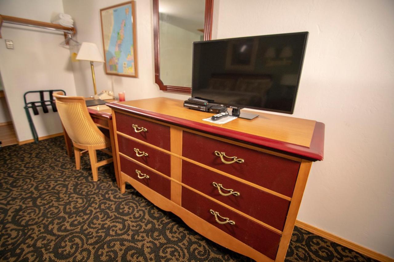 Coachlite Inn Систър Бей Екстериор снимка