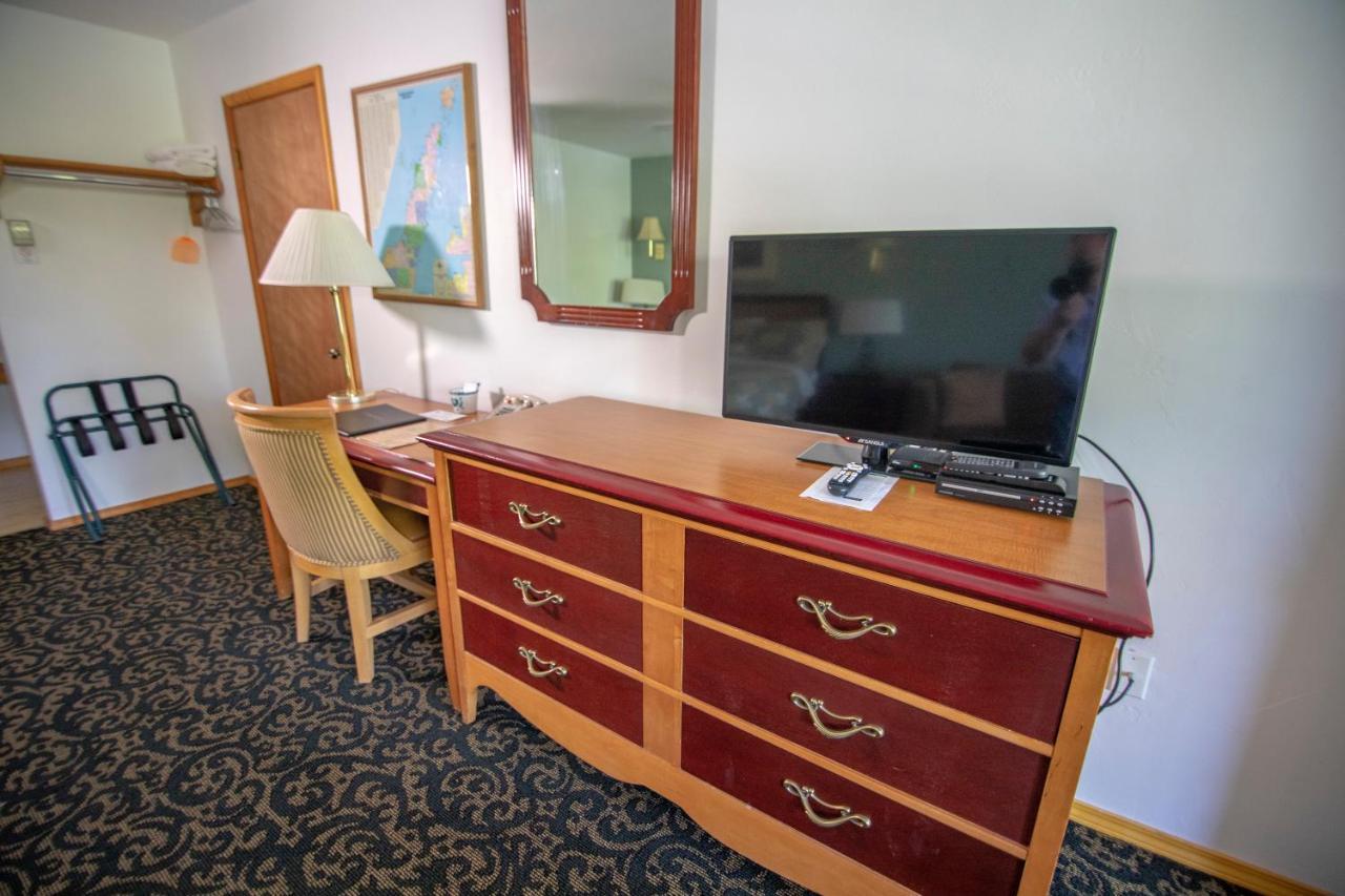Coachlite Inn Систър Бей Екстериор снимка