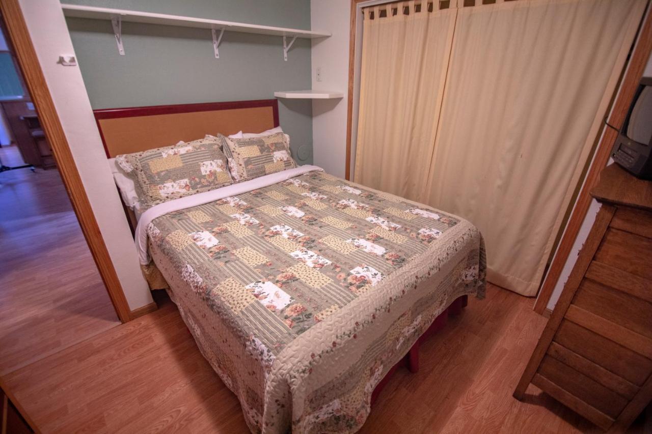 Coachlite Inn Систър Бей Екстериор снимка